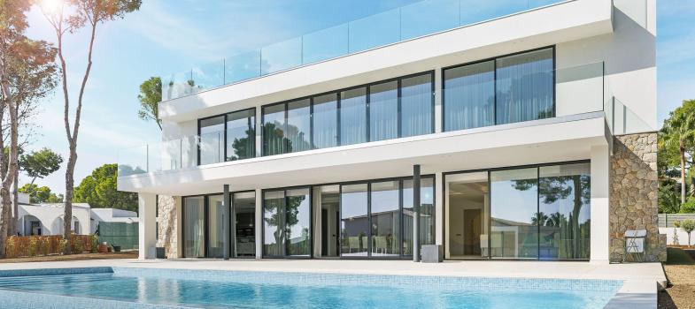 moderna-estilosa-villa-de-nueva-construcciaan-con-vistas-al-mar
