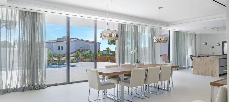 moderna-estilosa-villa-de-nueva-construcciaan-con-vistas-al-mar