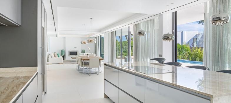 moderna-estilosa-villa-de-nueva-construcciaan-con-vistas-al-mar