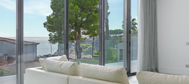 moderna-estilosa-villa-de-nueva-construcciaan-con-vistas-al-mar