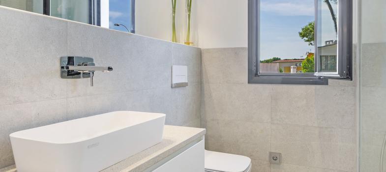 moderna-estilosa-villa-de-nueva-construcciaan-con-vistas-al-mar