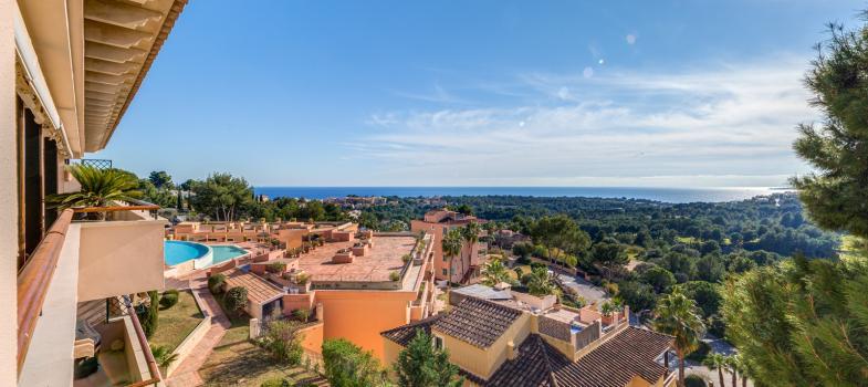aatico-en-comunidad-exclusiva-de-bendinat-con-vistas-panoraamicas-al-golf-y