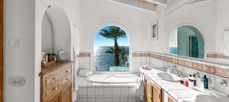 prestigiosa-villa-en-una-ubicaciaan-espectacular-con-impresionantes-vistas-