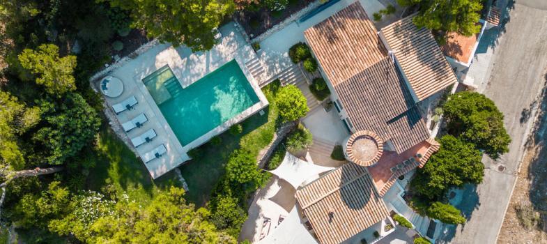 esplaandida-villa-de-diseaao-con-preciosos-espacios-exteriores-en-puerto-de