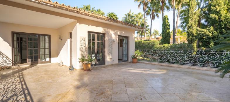 exclusiva-villa-mediterraanea-en-primera-laanea-de-playa