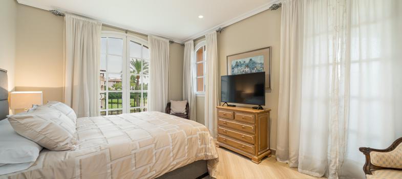beautiful-apartment-in-elite-residential-development-by-the-sea