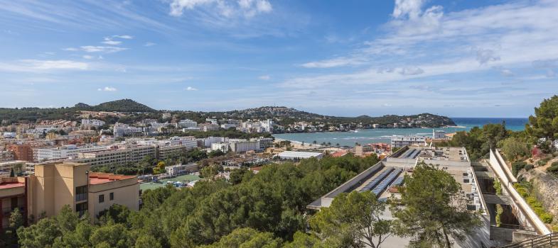 lujoso-apartamento-con-jardaan-privado-en-construcciaan-en-santa-ponsa