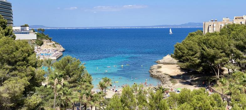 modern-beach-apartment-with-beautiful-sea-views