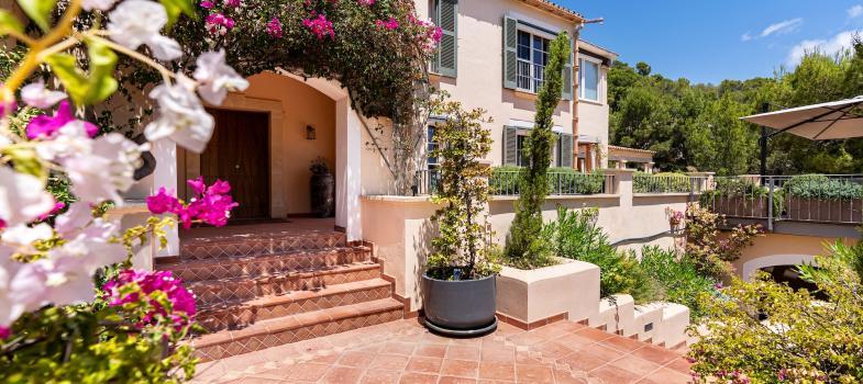 elegante-villa-estilo-finca-con-vistas-al-mar-y-potencial-de-reforma