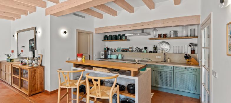 elegante-villa-estilo-finca-con-vistas-al-mar-y-potencial-de-reforma