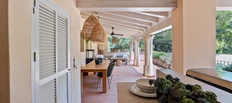 elegante-villa-estilo-finca-con-vistas-al-mar-y-potencial-de-reforma