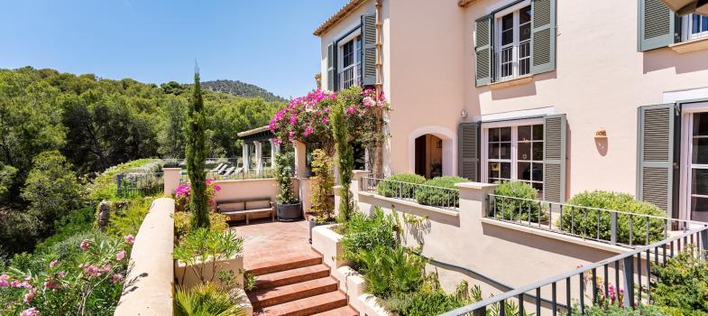 elegant-finca-style-villa-with-sea-views-and-redesign-potential