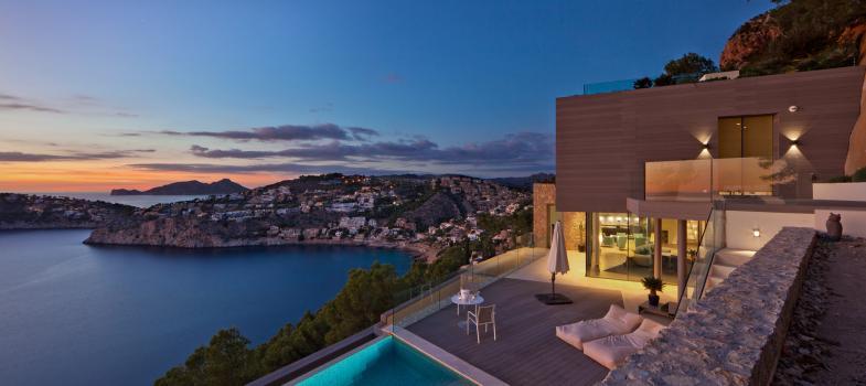 villa-de-diseaao-contemporaaneo-con-vistas-inmejorables-al-azul-mar-mediter