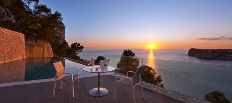 villa-de-diseaao-contemporaaneo-con-vistas-inmejorables-al-azul-mar-mediter