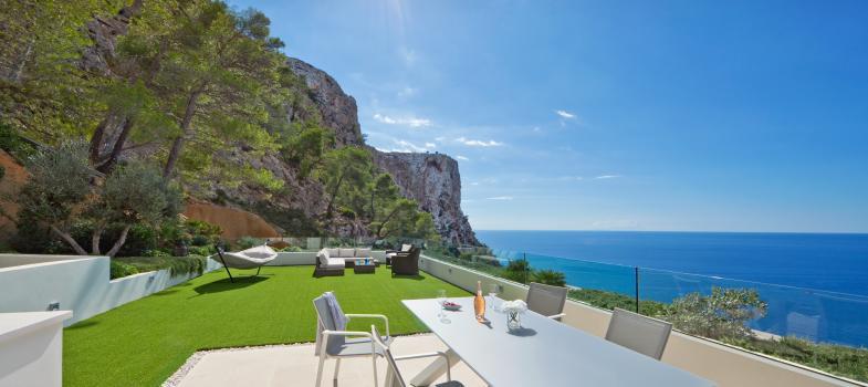 designer-villa-mit-unschlagbarem-blick-auf-das-azurblaue-mittelmeer