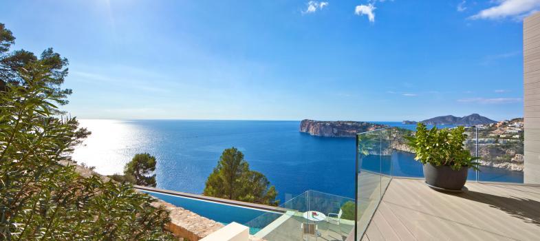 villa-de-diseaao-contemporaaneo-con-vistas-inmejorables-al-azul-mar-mediter