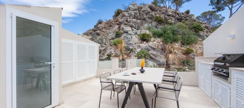 stunning-renovated-townhouse-with-views-to-andratx-harbour